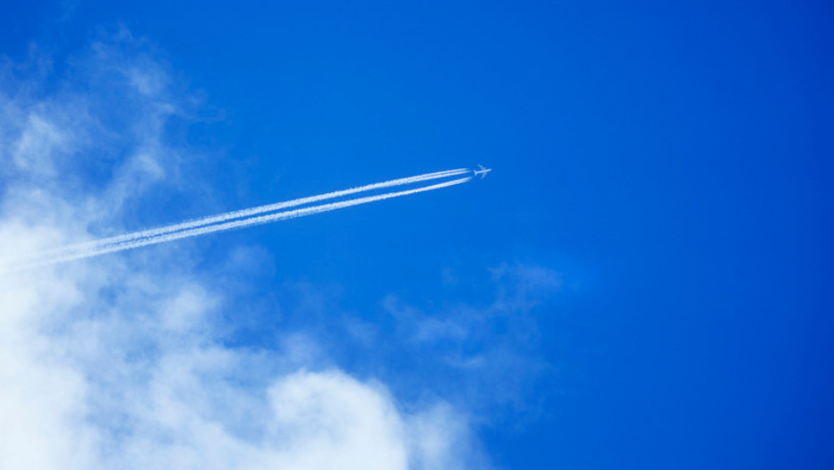 מטוס סילון חוצה שמיים מעוננים